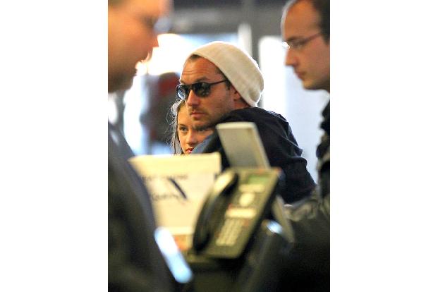 Jude Law hat anscheinend erfahren, dass man einen lichten Haaransatz mit einer Mütze kaschieren kann - diese sollte jedoch a...