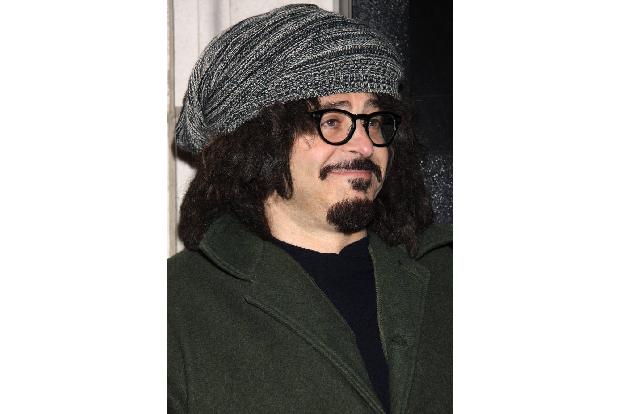 Für den Sänger der Counting Crows, Adam Duritz, ist jedoch jede Hilfe zu spät, der Musiker ist seit Jahren für seine giganti...