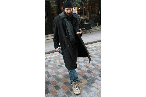 Keanu Reeves hat derweil noch die Chance, seine merkwürdige Kopfbedeckung abzulegen, bevor die Modemagazine Wind davon bekom...