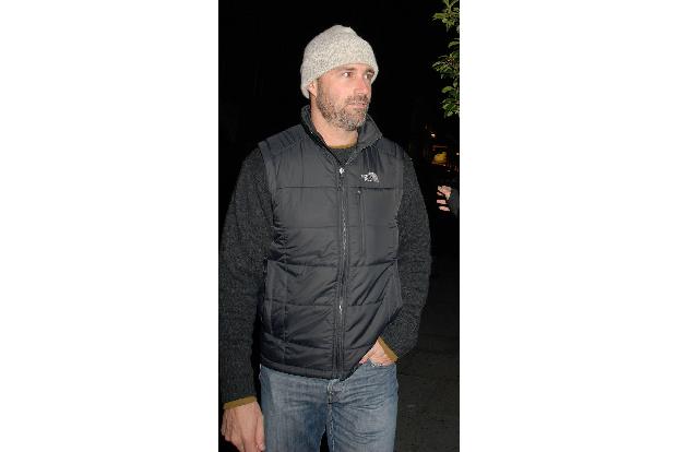 Matthew Fox greift derweil lieber zur unförmigen Kopfbedeckung, die ihm einige unschöne Beulen auf das Oberhaupt zaubert, wa...