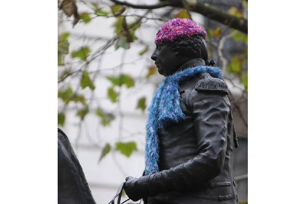 Da sieht ja die Statue von König George dem Dritten noch besser aus, die jedes Jahr mit Schal und Mütze versorgt wird.