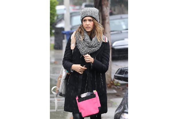 Vielleicht sollten die Männer das nächste Mal einfach bei ihren Kolleginnen anfragen, denn Jessica Alba zeigt, dass die Wahl...