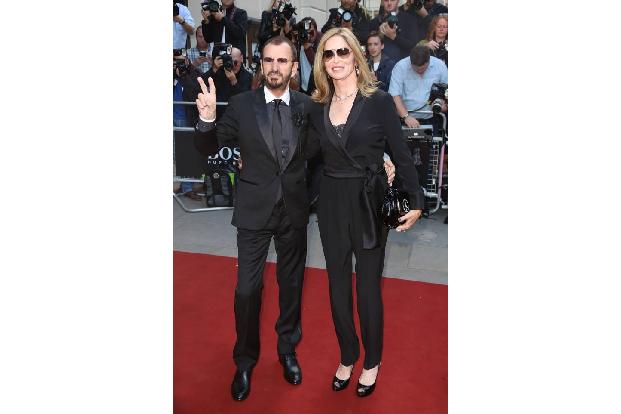 ...ist Ex-Beatle Ringo Starr. Neben seiner Frau Barbara Bach gibt er sich schon bei der Ankunft vor den Fotografen siegessic...