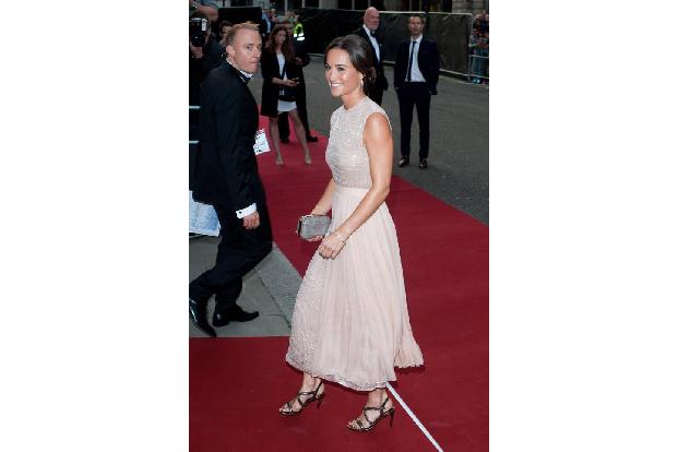 ...hetzt auch Pippa Middleton noch ins Opernhaus. Klar, schließlich möchte sie die vielen Prachtkerle doch nicht verpassen. ...