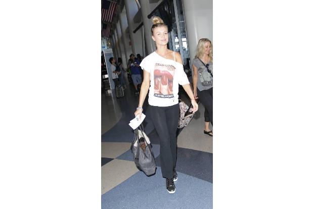 Schlabberhose, verrutschtes T-Shirt, fast ungeschminkt. Model Joanna Krupa ist am Flughafen von Los Angeles kaum wieder zu e...