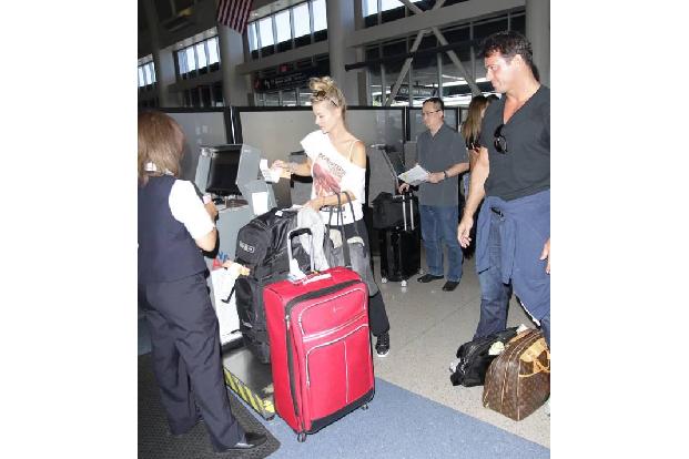 ...hektisch in ihrer Tasche nach den Tickets. Immerhin findet sie die dann doch und darf die ...