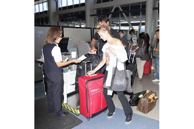 ...Sicherheitskontrolle passieren. So weit so gut, die beiden können mitfliegen. Aber ob wohl Playboy-Chef ...