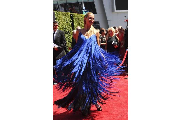 ...Stirnrunzeln bei den Fans. Ihr royalblaues Fadenkleid erinnert eher an eine Mischung aus dem Krümelmonster, Tiffy von der...