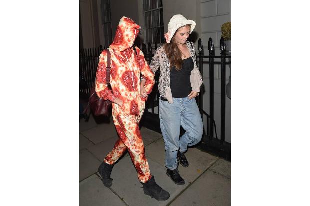 Diese Pizza ist ja wohl mal direkt auf die Hüften gegangen! Topmodel Cara Delevingne scheint das aber nicht weiter zu stören...