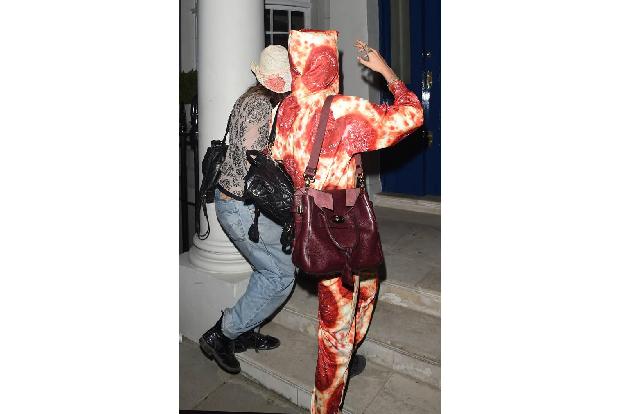 ...durch das nächtliche London schleicht. Dabei sieht das Teil nicht nur ziemlich lecker aus sondern hat auch noch einen pra...