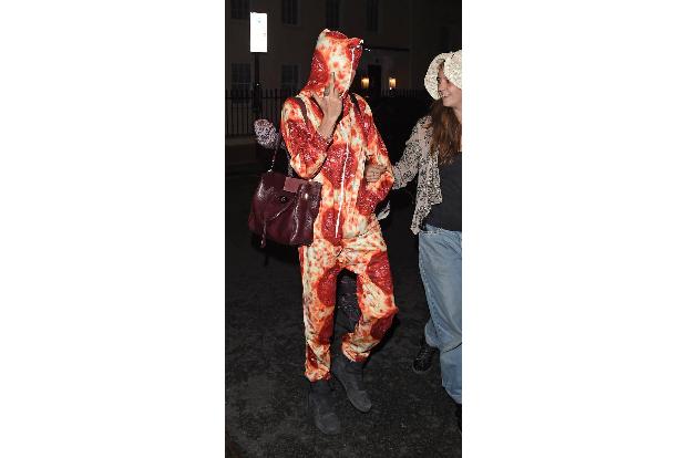 ...Sichtweite scheint es aber nicht weit her zu sein. Das Topmodel muss sich bei einer Freundin unterhaken, um nicht über di...