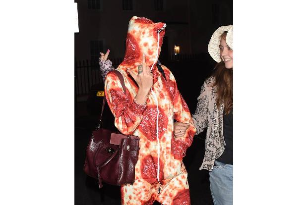 Aber was ist das denn? Wächst der Laufstegschönheit da etwa ein Arm aus der Schulter? Gucken wir mal genauer hin. Zu ihrer B...