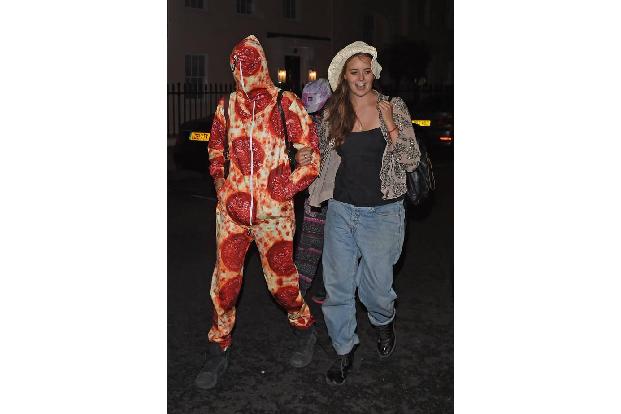 Die Auflösung folgt aber bei genauerem Hinsehen, denn hinter Cara versteckt sich eine weitere Begleiterin, die auch nicht ge...