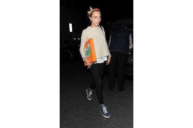 ...Faible für den fettigen Fast Food-Snack. Warum also der plötzliche Sinneswandel? Vielleich hat Cara am Tag zuvor auch ein...