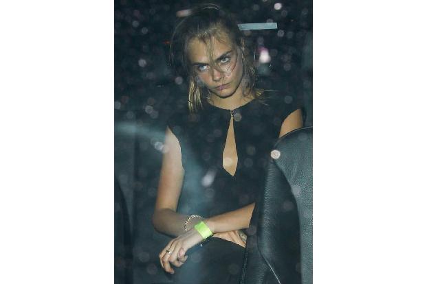 ...wenn der Schädel brummt braucht man ganz sicher nicht auch noch ein Blitzlichtgewitter. Das kennt Crara ja schließlich sc...