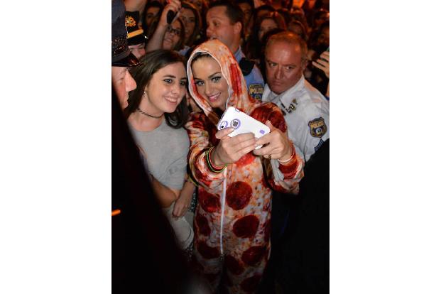 ...Katy Perry die Klamotten getauscht? Die schöne Sängerin hat ihr Exemplar erst vor wenigen Tagen in Philadelphia präsentie...