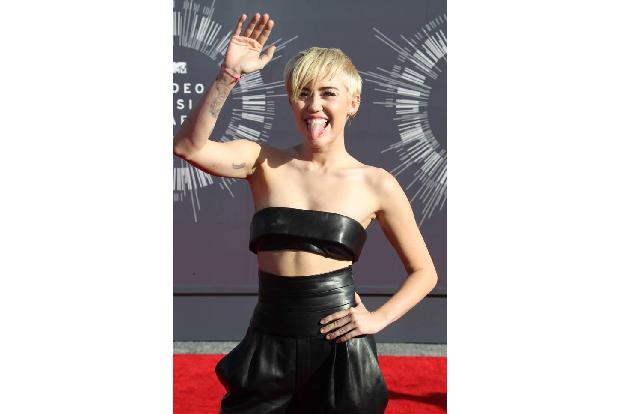 ...Miley Cyrus abgesprochen und sich für die Zusammenstellung ihres Kleides die Mülltüte geteilt? Auch Mileys Outfit gleicht...