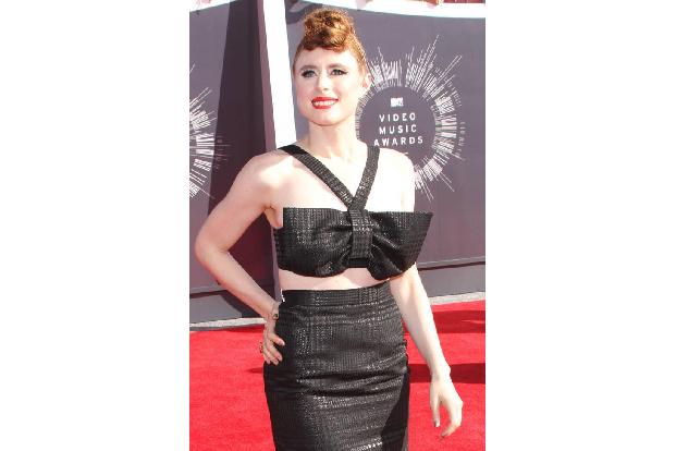 ...kanadische Newcomerin Kiesza hat sich den Müllbeutel scheinbar gleich als Schleife um die Brust gebunden. Vielleicht soll...