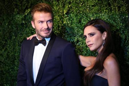 Kaum zu glauben aber wahr! Die sonst stets unterkühlt und schlecht gelaunt wirkende Victoria Beckham lächelt. Am Sonntag ers...