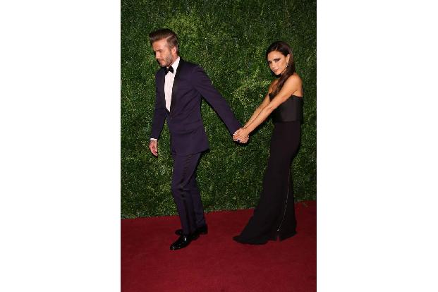 ...Fußballlegende David Beckham ein Machtwort! Energisch zog der 39-Jährige seine Frau ins Theater. Genug gelächelt, scheint...