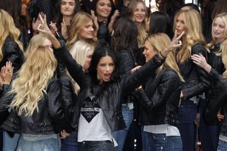 ...müssen auf Kohlenhydrate verzichten. Besonders diszipliniert gibt sich dabei Adriana Lima (mitte). Die schöne 33-Jährige ...