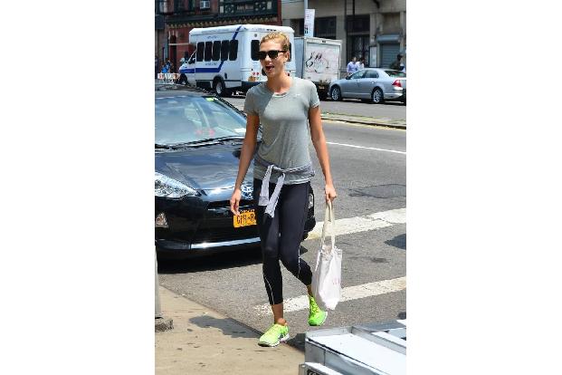 ...Karlie im entspannten Fitness-Look zu ihren Übungen erschien, veranstaltete Taylor ...