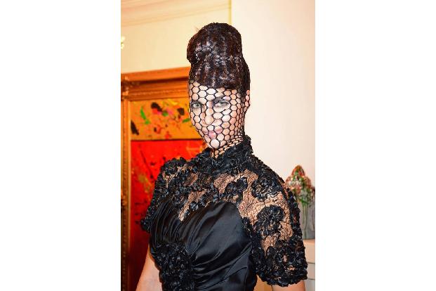 Huch! Es ist kaum zu glauben, aber wahr: Die eigentlich als extrem freizügig bekannte Micaela Schäfer war auf der Magazin-Re...