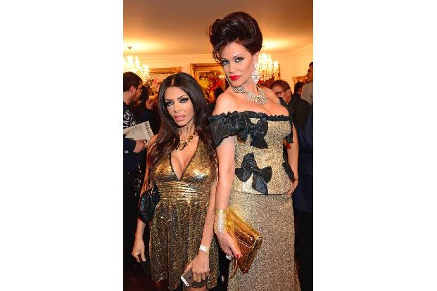 ...allerdings recht schnell von zwei anderen Damen, die sich mit freizügiger Inszenierung recht gut auskennen: Ex-