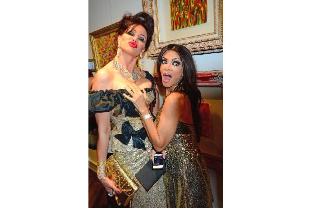 ...wollten endlich mal wieder ins Rampenlicht und spielten dem anwesenden Paparazzo kuschelige Szenen vor. Dagegen waren die...