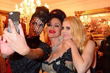 ...überdreht-vergnügten Abend natürlich auch per Selfie fest. Micaela Schäfer hat schließlich sicher nicht viele Bilder von ...