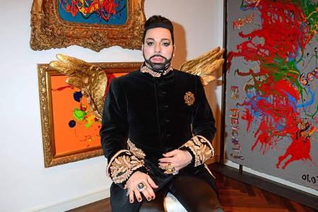 ...doch die Trash-Queens stahlen dem Modemacher innerhalb weniger Minuten die Show und er setzte sich verdrossen und allein ...