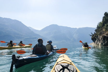 Touristen im Kanu den Wasserfall runter