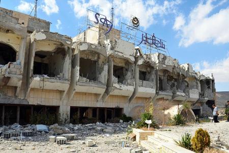 Syrien: Gewalt und Zerstörung: Syrien zählt auch nach dem Sturz von Präsident Baschar al-Assad im Dezember 2024 zu den unsichersten Ländern der Welt. In dem Land kommt es weiterhin regelmäßig zu Kämpfen zwischen bewaffneten Gruppen.