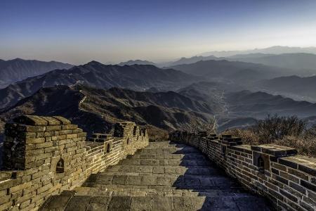 Wofür wurde sie errichtet? Die Chinesische Mauer sollte dem chinesischen Kaiserreich Schutz vor den Nomaden bieten. Anfang d...
