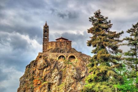 85 Meter über dem französischen Ort Le Puy-en-Velay thront die Kathedrale von Saint-Michel d'Aiguilhe (heiliger Michael auf ...