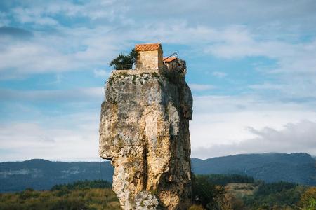 Na, wie kam dieses Häuschen wohl dort hoch? Darin, im Haus auf der Felsensäule, soll ein Mönch namens Maxime Qavtaradze ganz...