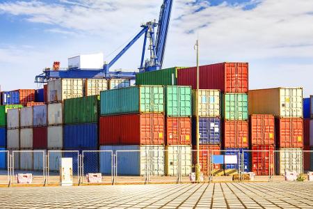 Am Hafen von Qingdao wird dafür gesorgt, dass Öl, Erze, Elektronikwaren und vieles mehr in alle Winkel unseres Planeten tran...