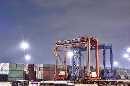 Ähnlich spektakuläre Zahlen kann der ebenfalls in China gelegene Hafen von Guangzhou vorweisen. Im Südosten des Landes wechs...