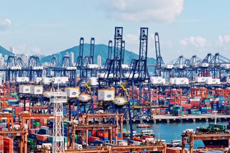 Platz ist in Hongkong Mangelware. Das merkt man auch am Hafen, wie unser Bild eindrucksvoll beweist. Schon während der Kolon...