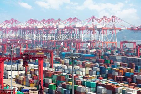 Mit weitem Abstand thront der Hafen von Shanghai an der Spitze! 36,5 Millionen Container pro Jahr sind eine deutliche Ansage...