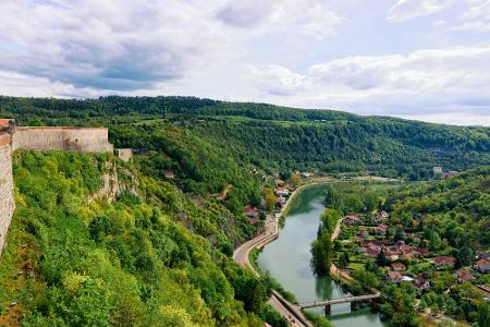 Auch aus dieser Region kommt berühmter Käse: der Comté. Die Bourgogne-Franche-Comté liegt westlich der Schweiz in Frankreich.