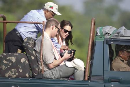 ...ging es für das royale Paar übrigens auf Safari durch den Nationalpark. Dabei ließen sich die beiden von fachkundigen Par...