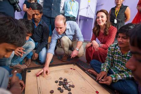 ...Kate und William die Straßenkinder am Bahnhof von Neu Delhi. Das royale Paar hatte keinerlei Berührungsängste und spielte...