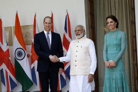 ...indischen Premierminister Narendra Modi wählte Kate dann aber doch ein nobleres Kleid in einem schönen Türkis-Ton. So mac...