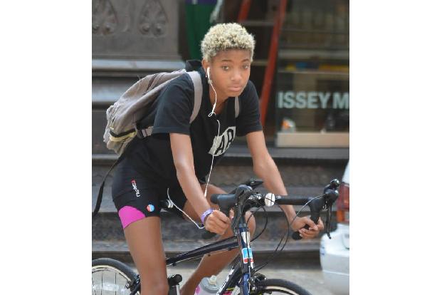...scheint allerdings Willow Smith bei ihrer Tour durch den Big Apple zu sein. Warum denn nur so missmutig? Vielleicht sollt...