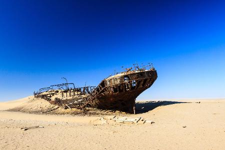 Eduard Bohlen liegt mitten in der Wüste Namib