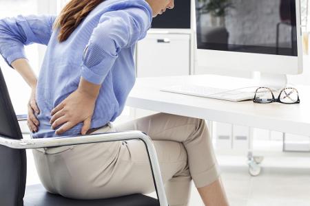 Um den unteren Rücken zu lockern, empfiehlt sich der Muskeldrücker. Dafür die Hände am Rücken übereinander legen und diese d...