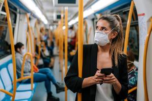 Eine Maske ist im öffentlichen Nahverkehr Pflicht.