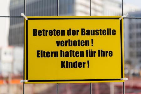 10.01.2018, Berlin, Deutschland, GER - Baustellenschild mit ...