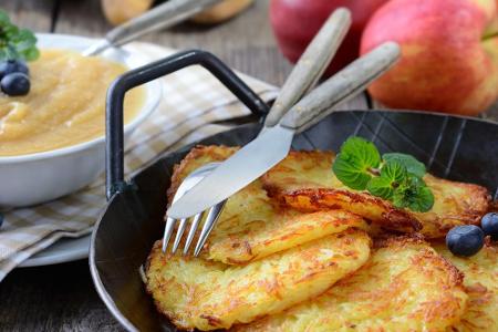 Sogar in der deutschen Küche gibt es vegane Gerichte. Eines davon: Kartoffelpuffer. Besonders lecker mit fruchtigem Apfelmus.